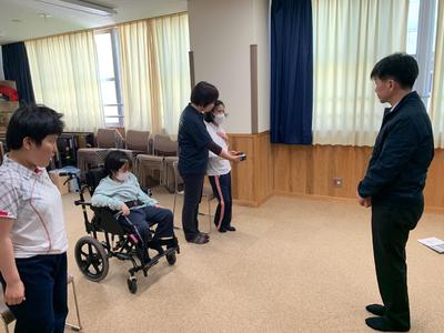 誓いのことばを、一人ずつ言ってます。 ECFD44CC-BC9B-4E1A-ABC5-DD7C763C291F