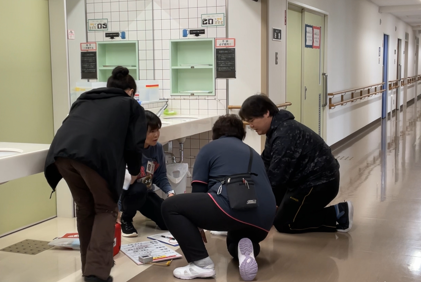 事案発生後、指導員が傷病者の所へ集まっています。