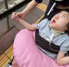 光に気づいて視線を向けている写真。