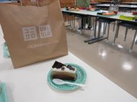 誕生日プレゼントとケーキ