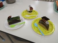 色とりどりのケーキが並んでいます。