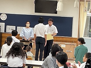 校長先生が賞状を読んでいる写真。