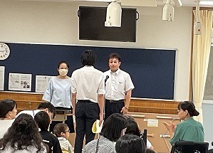 校長先生から賞状を受け取り、礼をしようとしている写真。