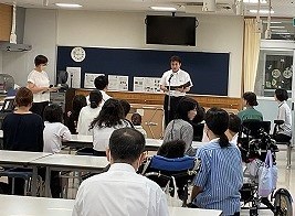 校長先生が前方で話をしている写真。