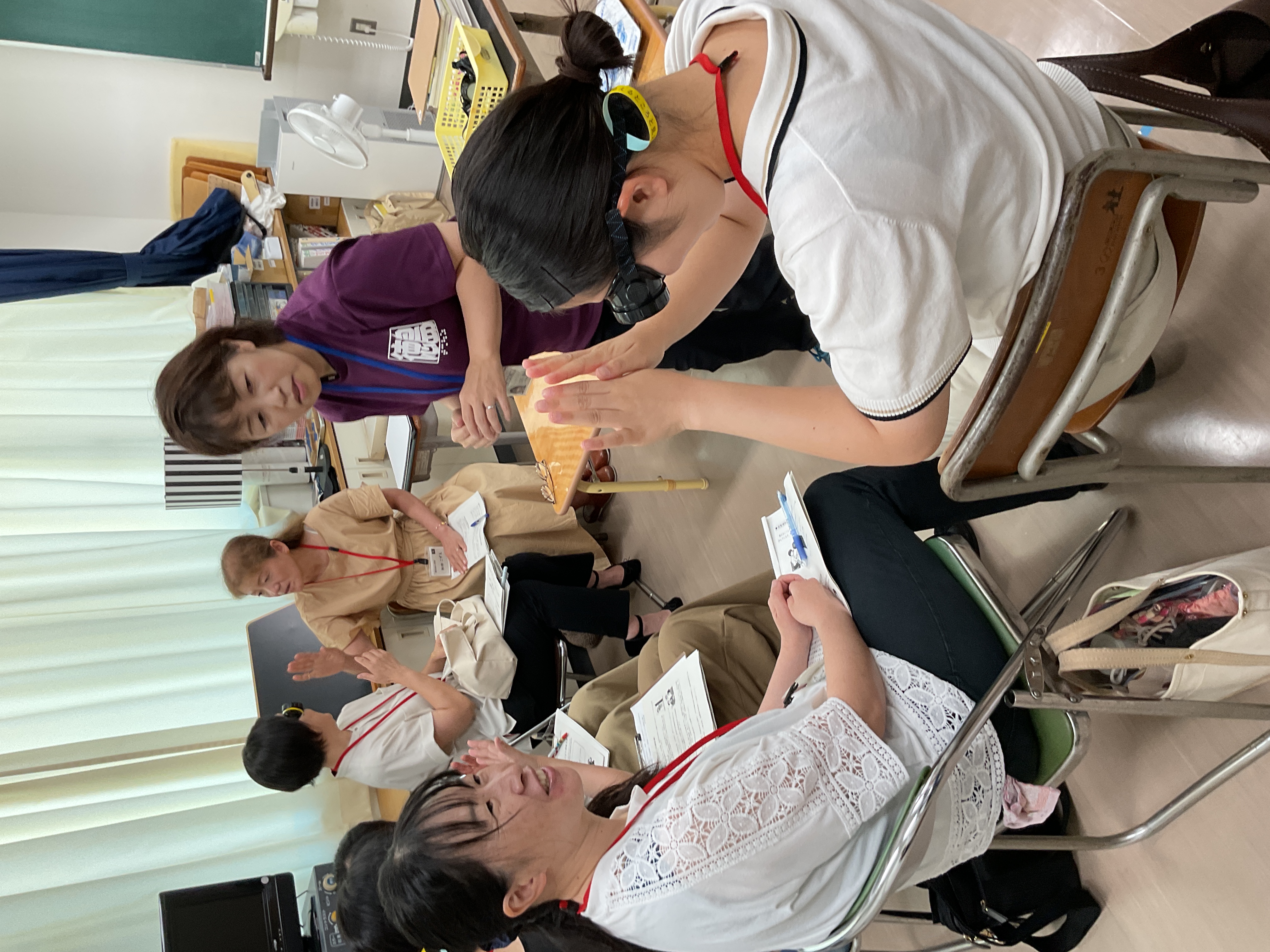 参加者が見えにくさの体験をしている様子