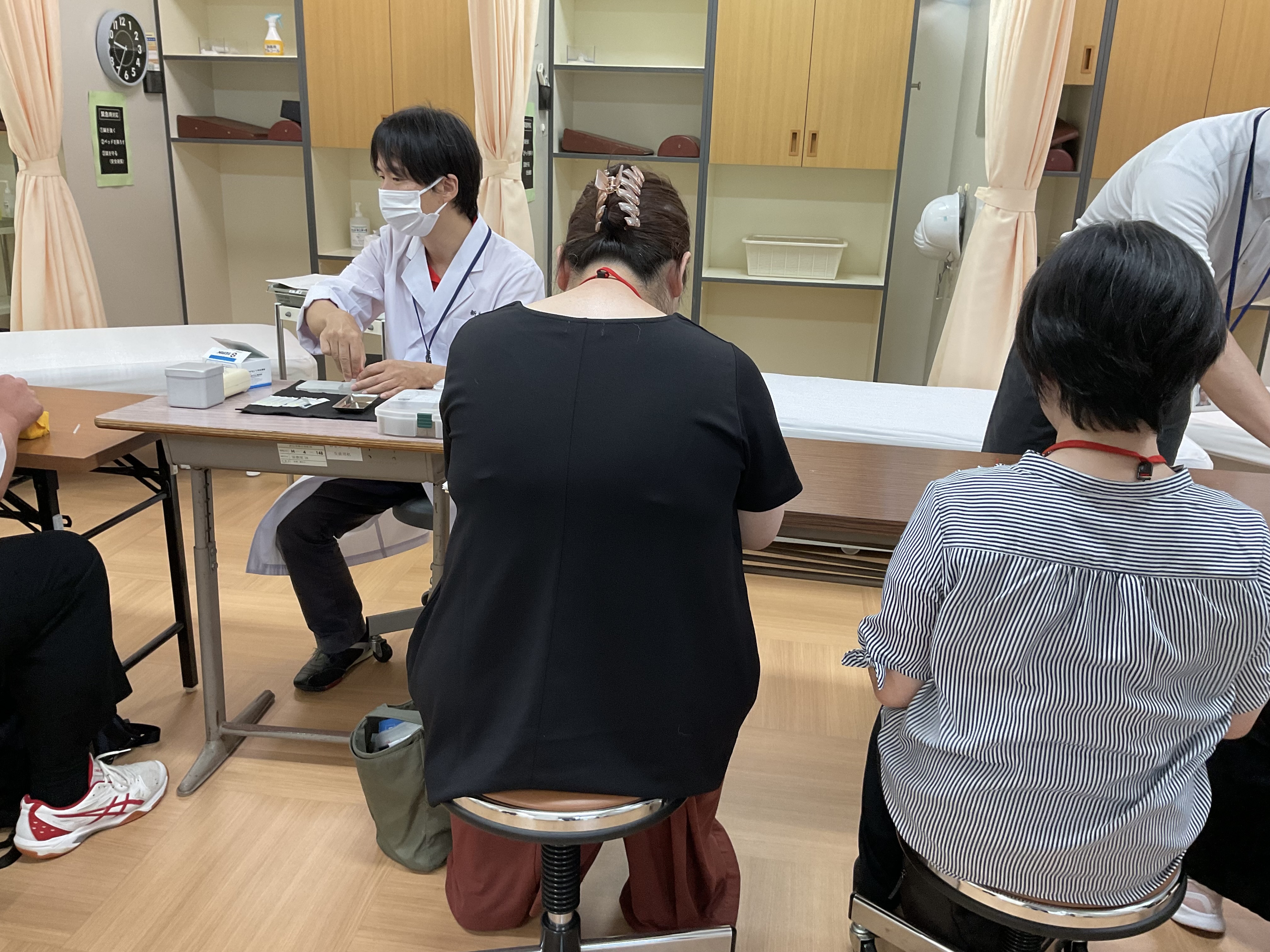 臨床実習室ではりについて見学している様子