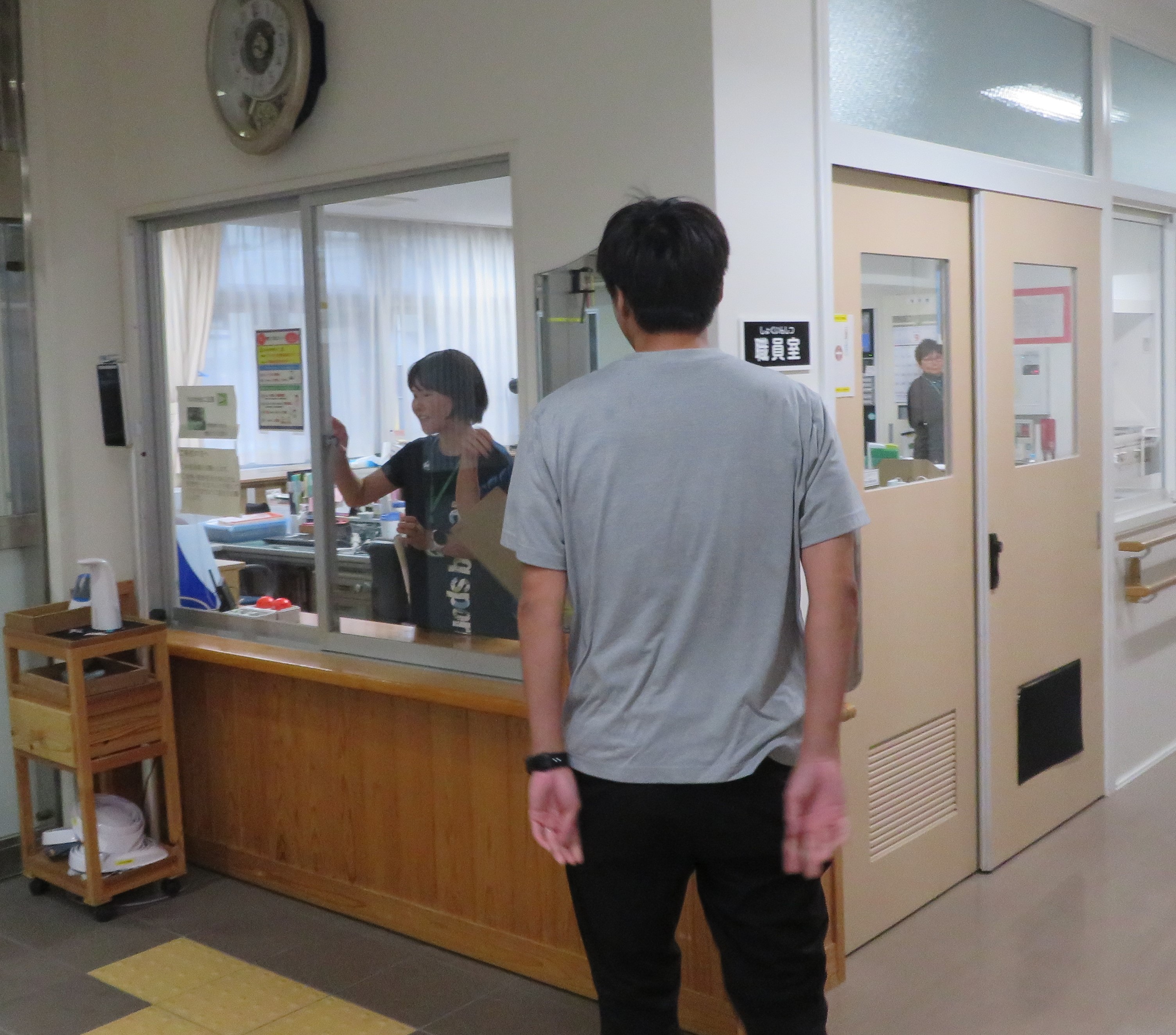 不審者が寄宿舎玄関から侵入しています