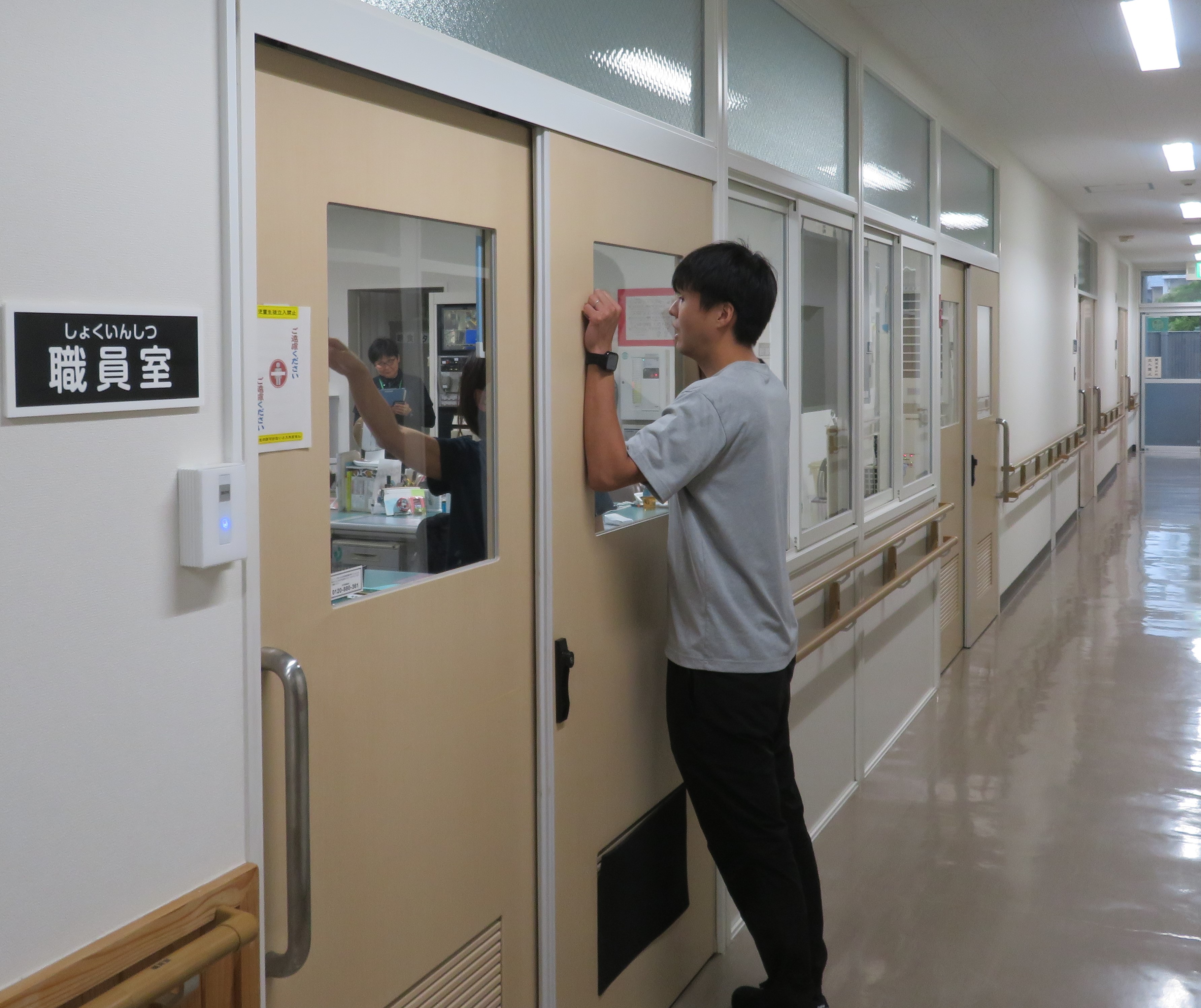 指導員は、不審者にドア越しで対応しました