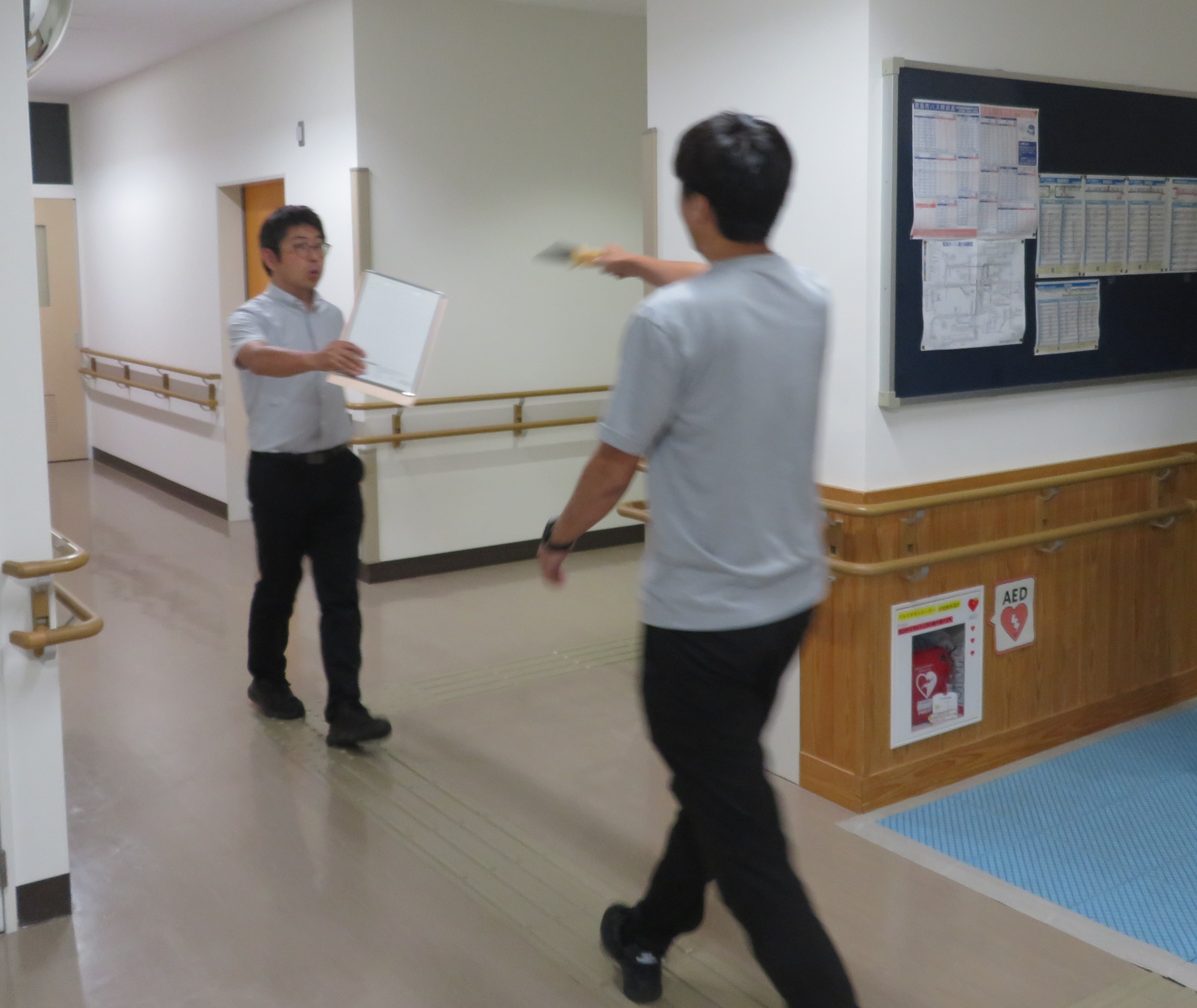 隠し持ったナイフで、応援職員を切りつけています