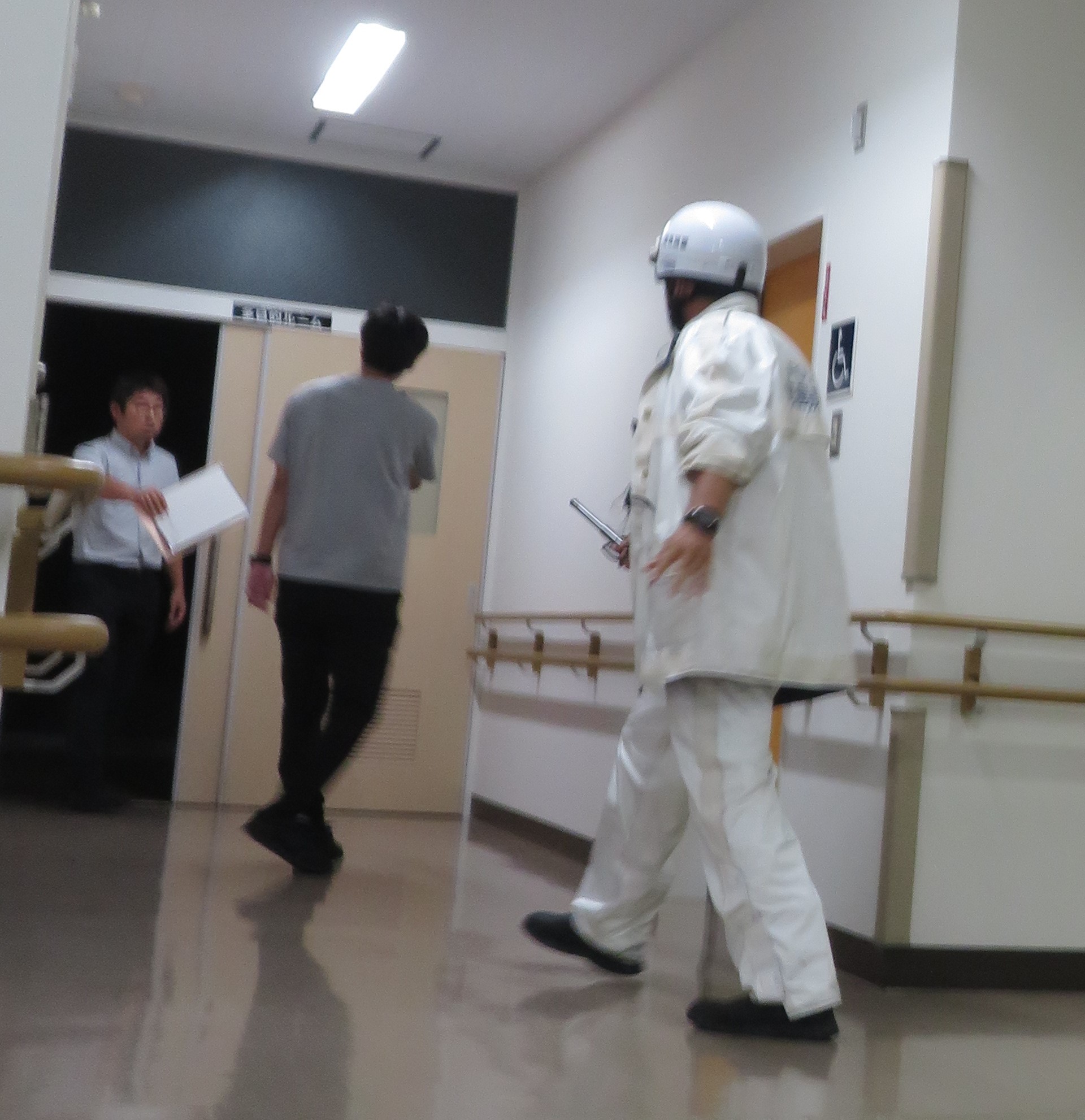 駆けつけた警察官に、不審者は無事に確保されましたた