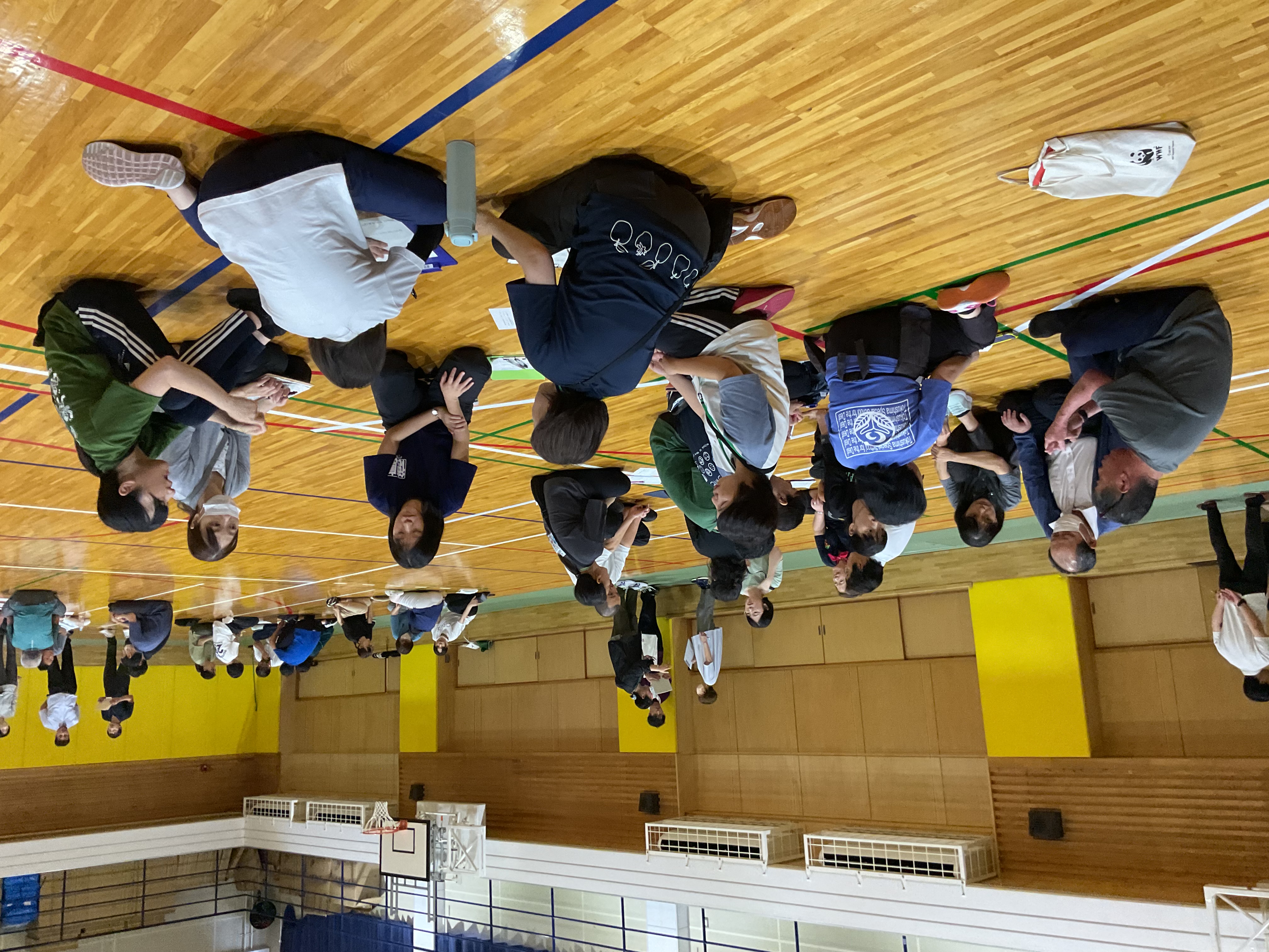 視覚と聴覚の教員が合同で作ったグループ毎に、話し合いをしている様子