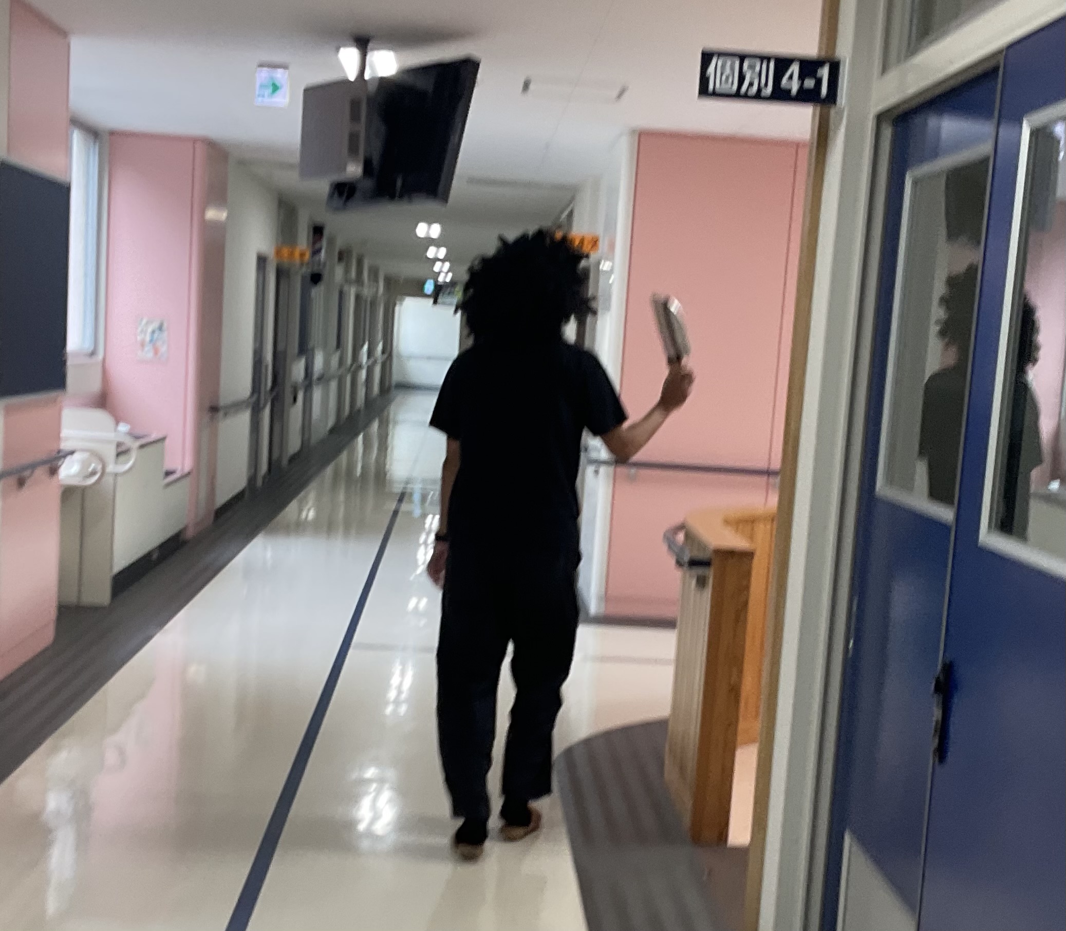 模造凶器を手に持ち、廊下を大声を出して歩く不審者役の警察官の様子