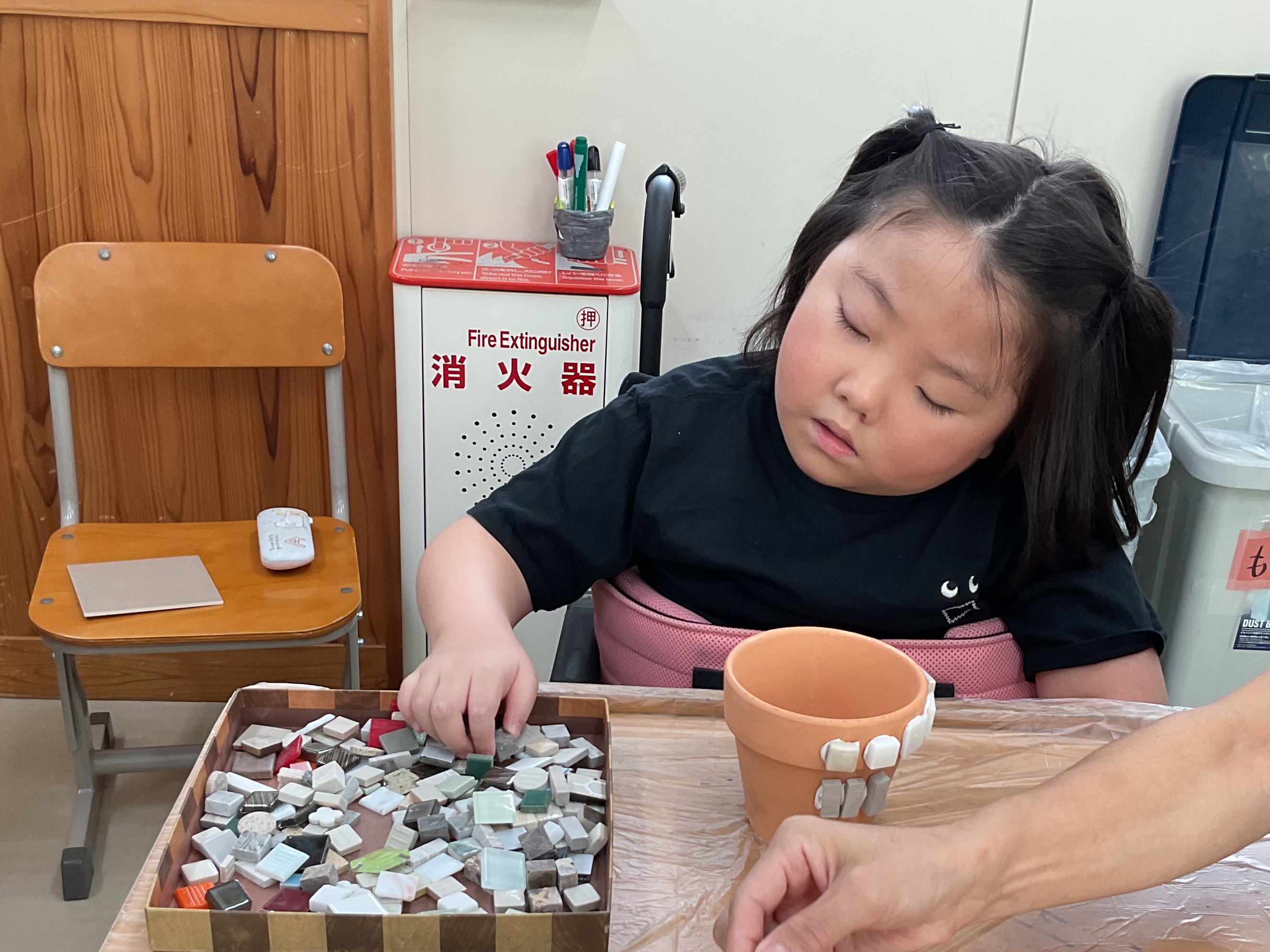 I児童が貼りたいタイルを選んでいる様子