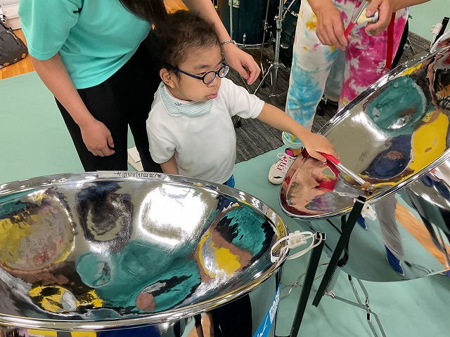 スティールパンを鳴らしてみよう。