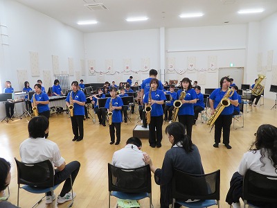 四国大学吹奏楽部が演奏している写真