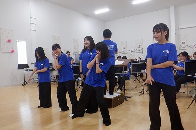 四国大学吹奏楽部の学生がダンスを踊っている写真