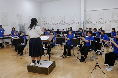 中学部の生徒が指揮者体験をしている写真
