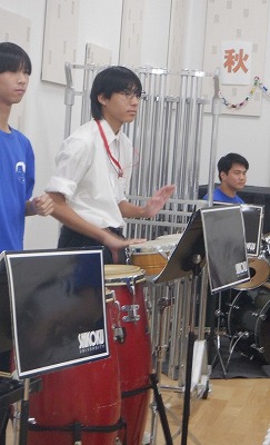 高等部普通科の生徒がコンガを演奏している写真