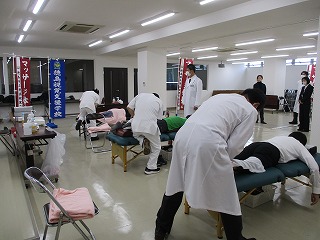 マッサージ体験会で施術している様子