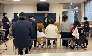 校長先生が話をしている写真。