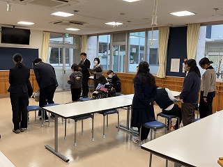 校歌を歌っている写真