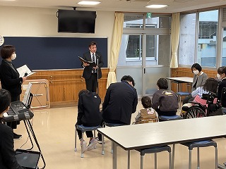 校長先生が前方で話をしている写真