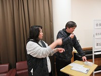 司会者が選挙の説明をしています。