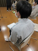 舎生が真剣に話をきいています。