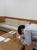 舎生が自治会役員選挙の投票をしています。