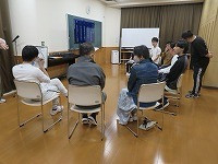 自己紹介を聞いている様子
