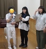 自治会会長が挨拶をしている様子