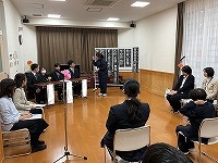 新入舎生3名の紹介をしている様子