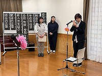 校長が挨拶をしている様子