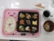 9マス弁当と味噌汁を上から撮った写真