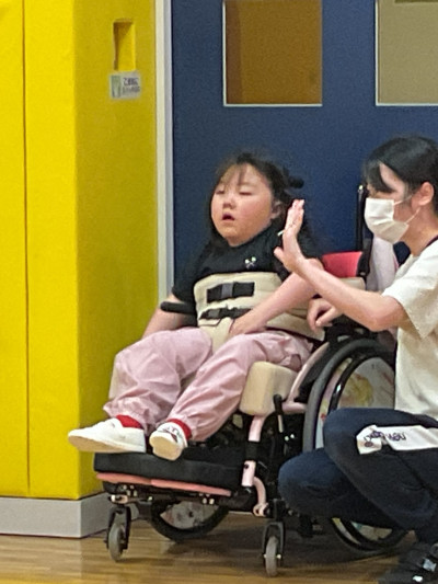 自己紹介をする児童の様子