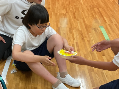 聴覚支援学校児童が作った紙粘土のラーメンに触れる児童の様子