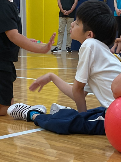 聴覚支援学校児童とたハイタッチする児童の様子「「