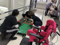 エアーストレッチャーを組み立てる教員