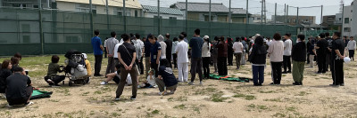 グラウンドに避難している様子