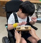 タンバリンでリズムをとります。