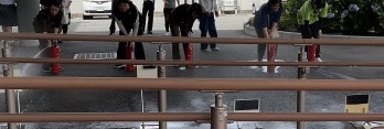 水消火器を操作する様子