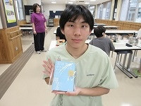 プレゼントを持っている舎生です
