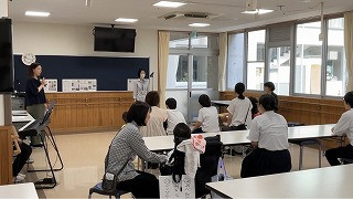 教頭先生が前方で話をしている写真