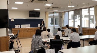 校長先生が前方で話をしている写真。