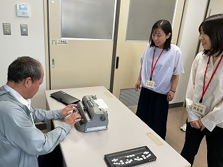 点字タープライターの実演