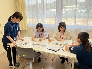 点字盤で点字を打ってみよう。
