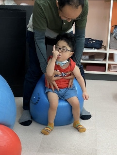 ボールに座って姿勢を整え中