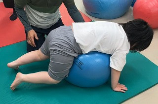 ＦＢにうつ伏せになって両手で体を支え中