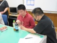 指導員の支援のもと、舎生がくじを引いています