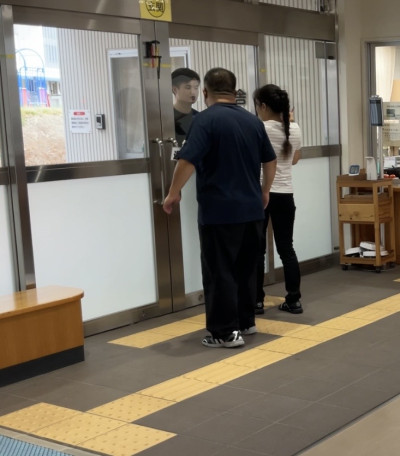 玄関越しに不審者対応しています